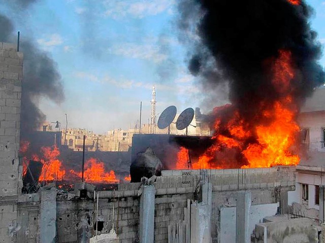 Brennende Huser in der Rebellenhochburg Homs   | Foto: AFP