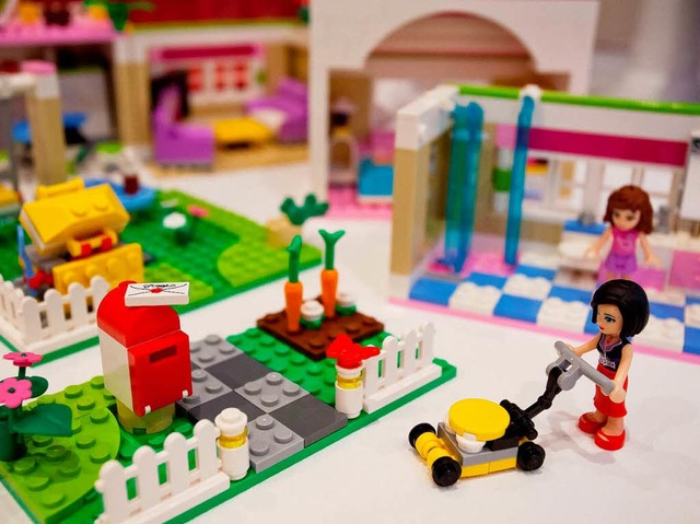 Lego-Figuren bei der Gartenpflege   | Foto: DPA