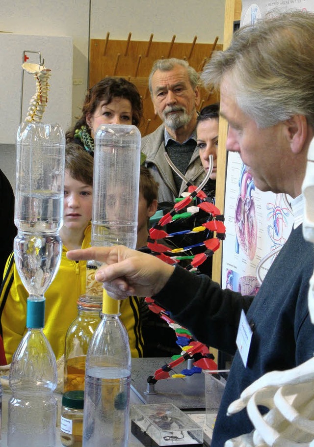 Experimente sind ein Bestandteil des Tages der offenen Tr im Kreisgymnasium.   | Foto: Frank Dreger
