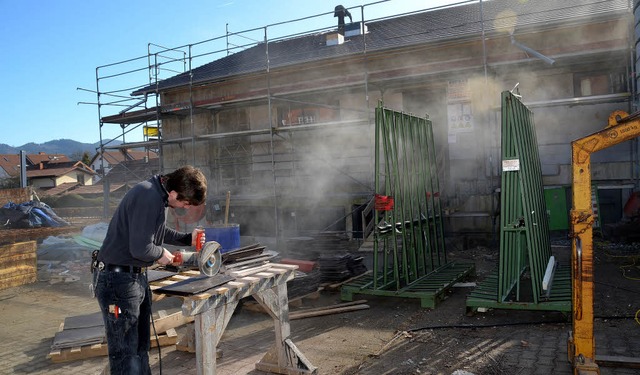 Krftig gearbeitet wird derzeit am Gallushaus in Wittnau.   | Foto: Tanja Bury