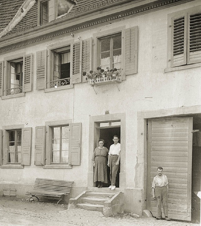 Ein altes Foto vom  Haus der Familie B...Hedwig Bloch und ihr Sohn Hugo Bloch.   | Foto: Privat