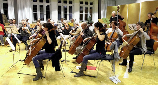 Proben fr den groen Auftritt am Sonn...n und Musiker des Ortenau-Orchesters.   | Foto: P. Heck