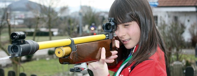 Franziska Schttler mit ihrem Trainingsgewehr   | Foto: Julian Rsner