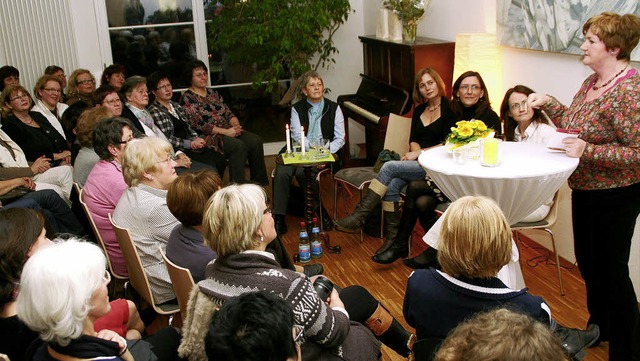 Vier Frauen sprachen im Winefeldsaal ...benskrisen. Stehend  Brunhilde Kimmich  | Foto: Erika Sieberts