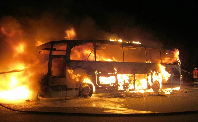 Das Unglcksfahrzeug: Der Bus, aus dem...tten konnte, brannte vollstndig aus.   | Foto: Polizeiinspektion Heidekreis / DPA