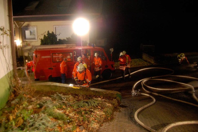 Brand eines Holzlagers in Bleichheim: Herbolzheimer Feuerwehr im Einsatz.   | Foto: Feuerwehr Herbolzheim