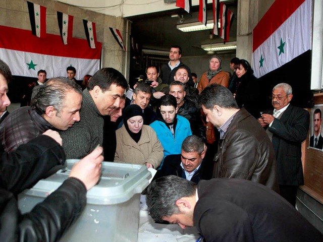 Die Syrer sind zur Abstimmung ber ein...Gefges scheint dadurch nicht mglich.  | Foto: dpa