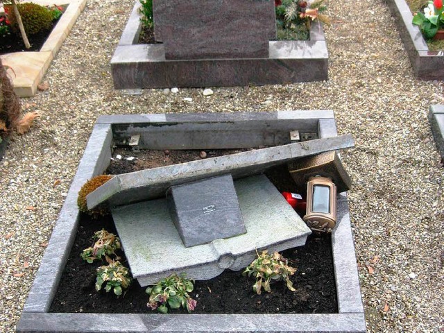 20 Grber auf dem Kenzinger Friedhof wurden  beschdigt  | Foto: Privat