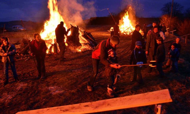 Gleich drei spektakulre Scheibenfeuer...en von den zahlreichen Abschussrampen.  | Foto: Dieter Erggelet