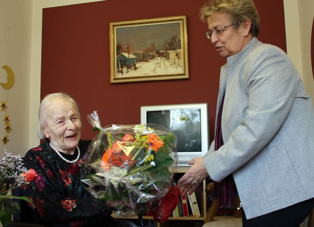 Stadtrtin Elke Fritsch gratuliert Ruth Tosca Grelle zu ihrem 101. Geburtstag.  | Foto: Hans Jrgen Kugler