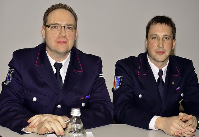 Ralf Kesselring wurde  zum neuen Komma... Brandmeister Alwin Schlegel (rechts).  | Foto: Dieter Erggelet