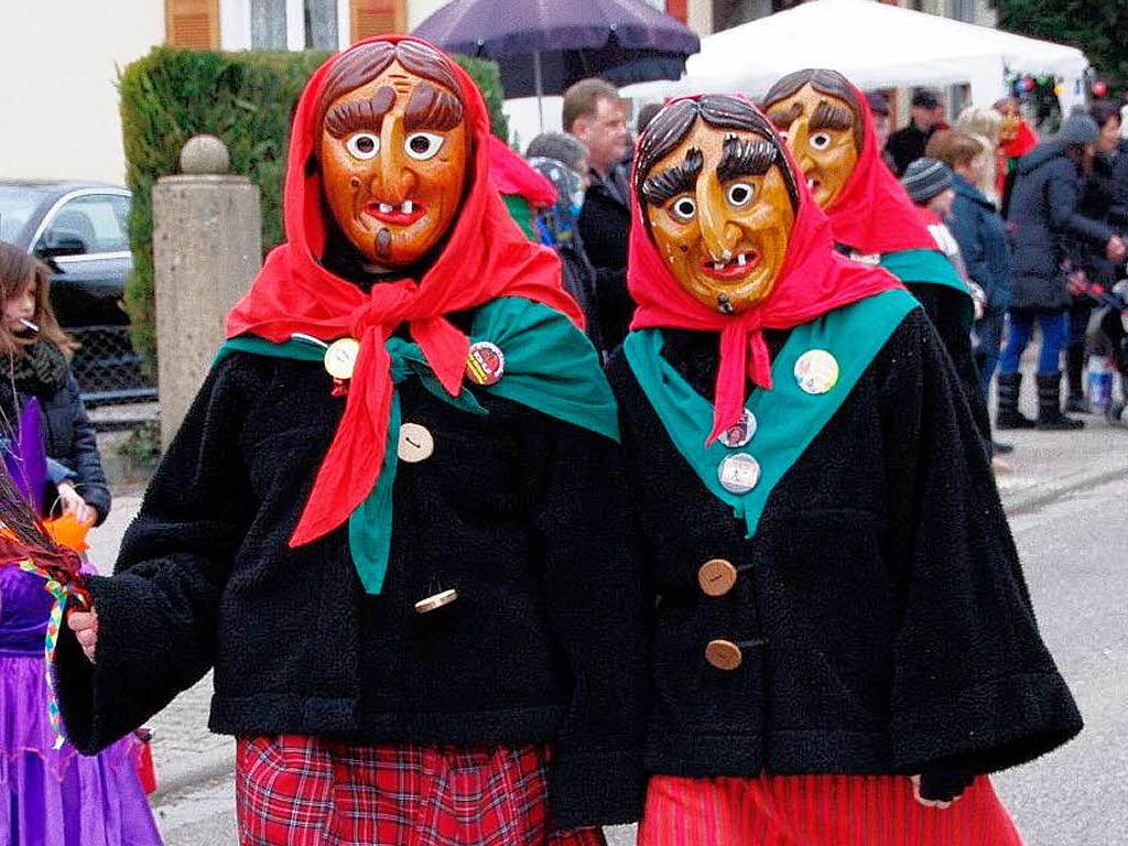 Die Ebringer Schlosshexen gratulierten der Wolfszunft zum Jubilum.