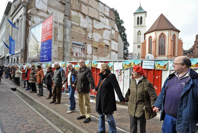 22 Menschen bildeten eine Kette vor de...llen, dass die Lcke dahinter bleibt.   | Foto: Rita Eggstein