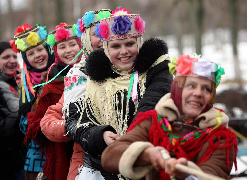 Trachtentrgerinnen im weirussischen Obchin beim Tauziehen – Teil der Feiern whrend Masleniza