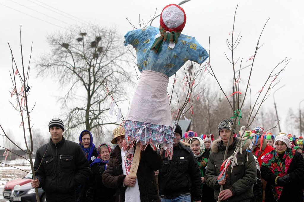 Teil der Feiern in dem weirussischen Dorf Obchin: Frau Masleniza auf dem Weg zum Scheiterhaufen – sie wird verbrannt.