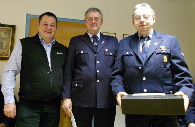 Brgermeisterstellvertreter Hanspeter ...it 60 Jahren der Feuerwehr  angehrt.   | Foto: Langelott