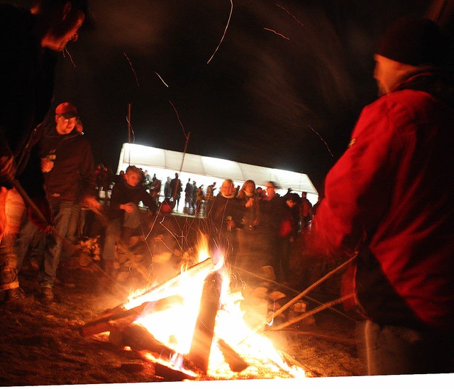 Im Feuer werden die Scheiben zum Glhen gebracht.  | Foto: Julian Rsner