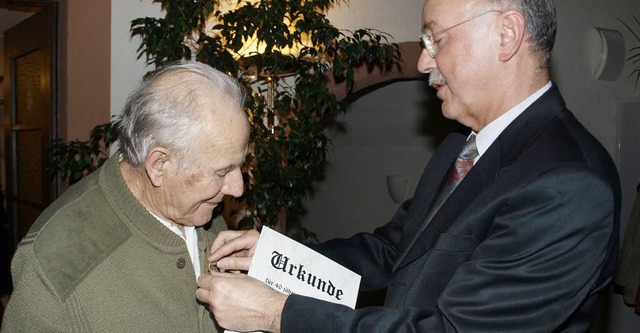 Fr 40 Jahre Mitgliedschaft   ehrte Vo...t der Ehrennadel des Landesverbandes.   | Foto: Albert Greiner