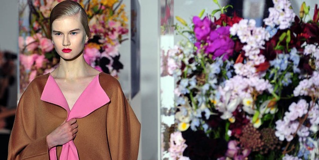 Bunte Blumen als Hintergrund fr die W... letzte Jil-Sander-Kollektion gewhlt.  | Foto: AFP