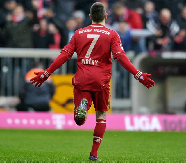 Franck Ribry lsst sich feiern. Der F...erzielte beide Treffer gegen Schalke.   | Foto: dpa