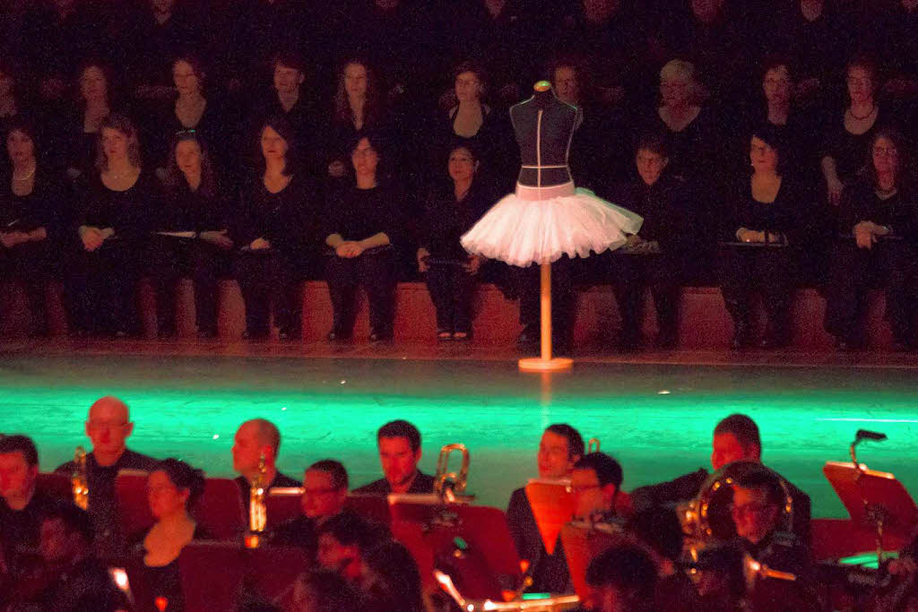 Showakrobatik zu Filmmusik erfreute die Zuschauer im Freiburger Konzerthaus.