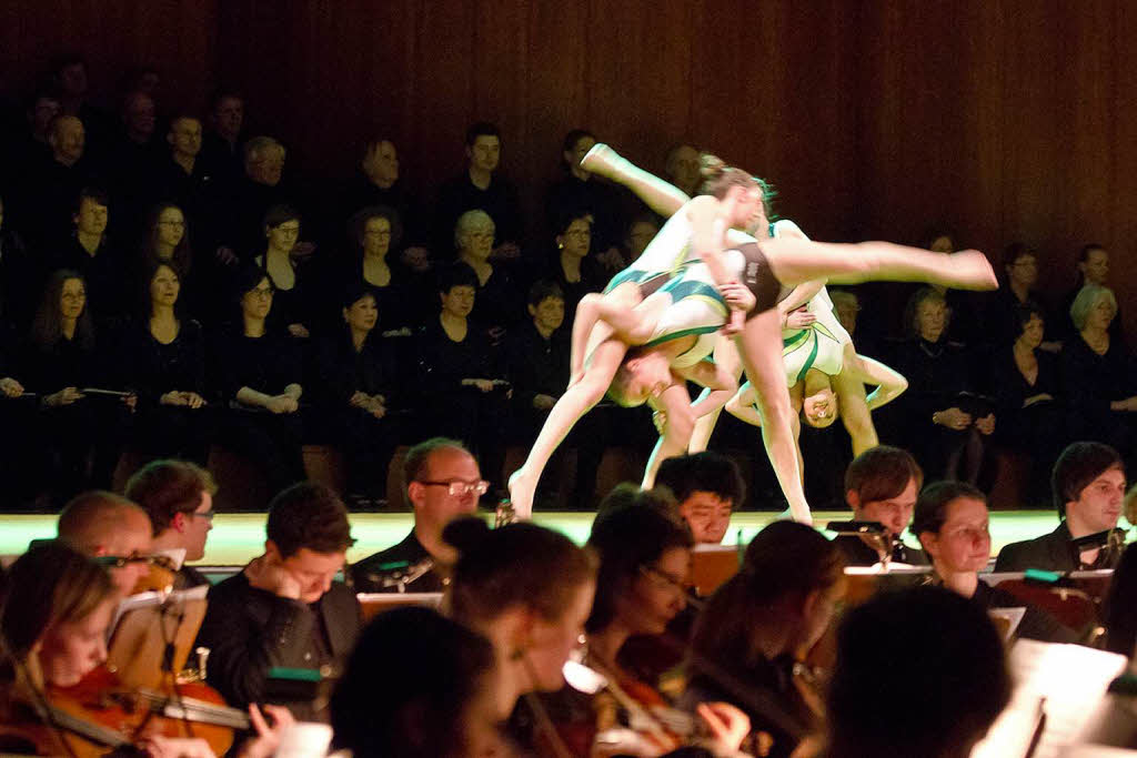 Showakrobatik zu Filmmusik erfreute die Zuschauer im Freiburger Konzerthaus.