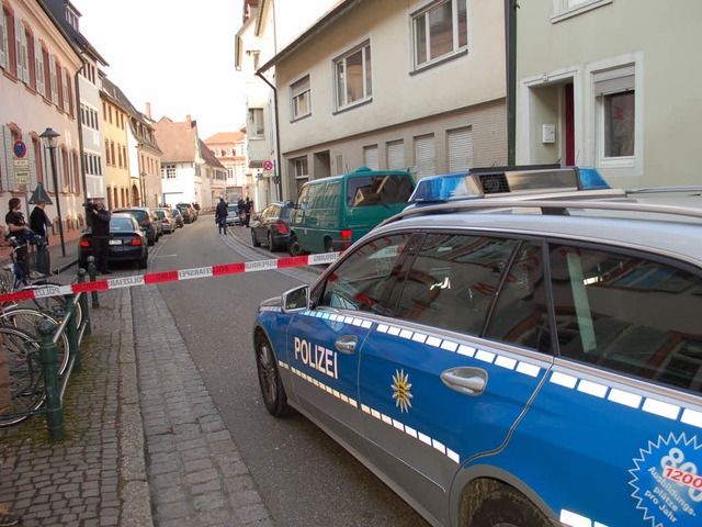 Die Polizei sperrt die Strae ab.  | Foto: Ralf Burgmaier