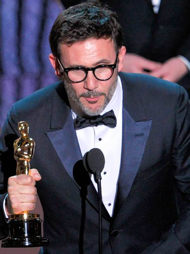 Regisseur  Michel Hazanavicius mit seinem Oscar fr „The Artist“ als bester Film.