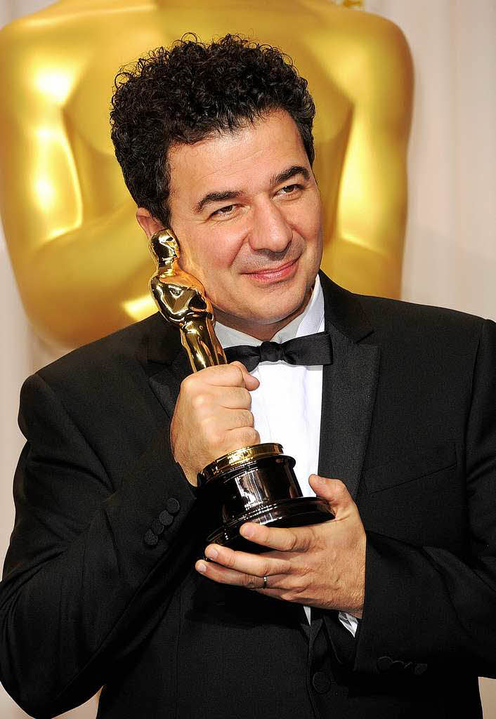 Komponist Ludovic Bource mit seinem Oscar fr die Filmmusik zum Stummfilm „The Artist“.