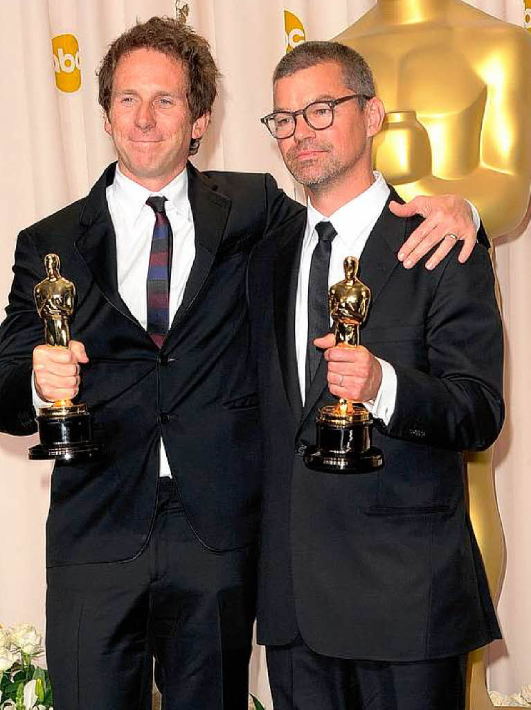 Kirk Baxter (links) and Angus Wall mit ihrem Oscar rd den Schnitt von „The Girl with the Dragon Tattoo“.