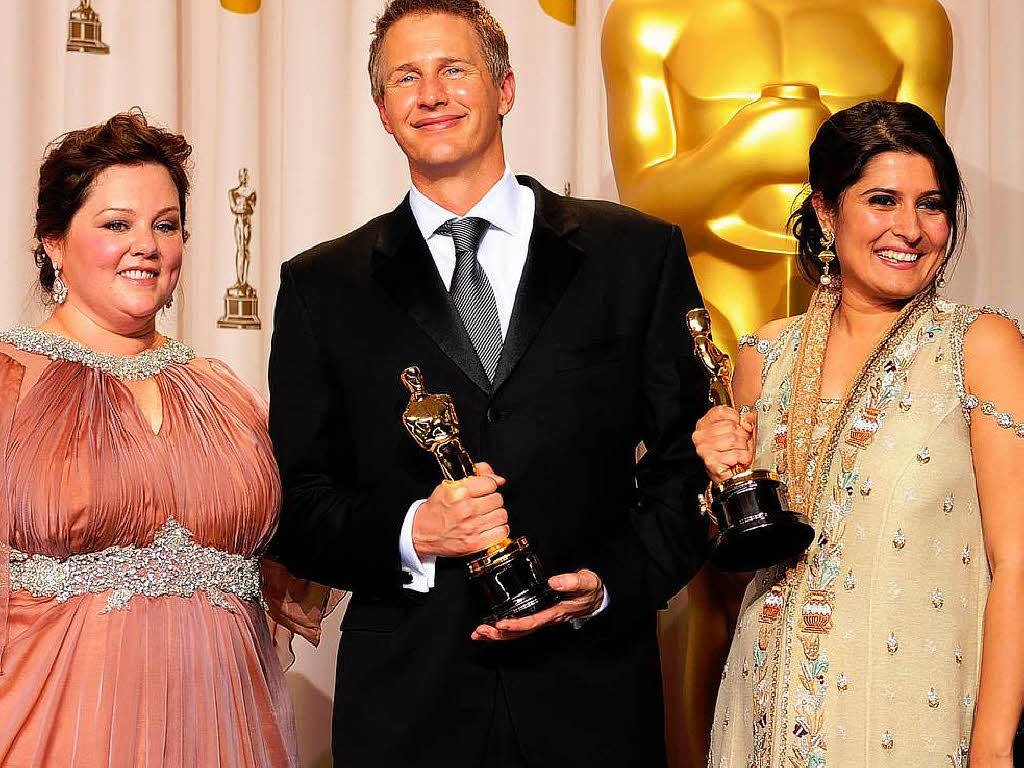 Schauspielerin  Melissa McCarthy und Filmemacher  Daniel Junge und Sharmeen Obaid-Chinoy (von links), mit dem Oscar fr „Saving Face“