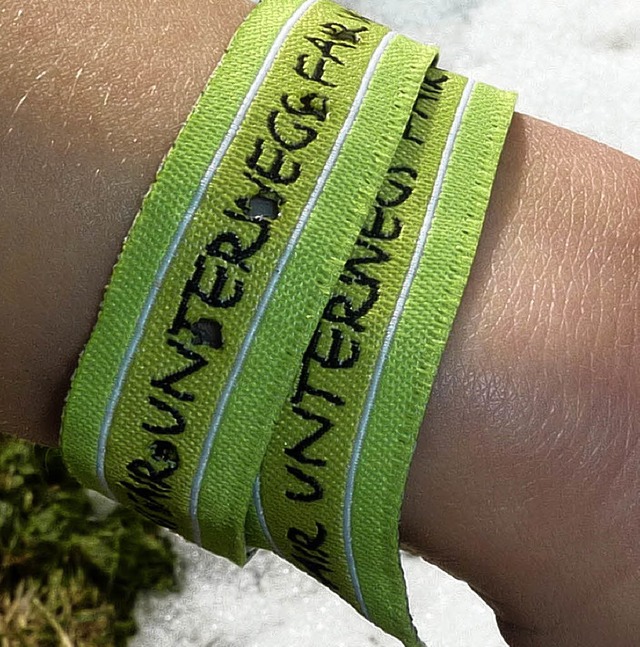 Fair unterwegs: Dieses  Armband als tr... soll Kinder an ihre Rechte erinnern.   | Foto: Karla Scherer