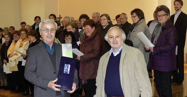 Pfarrer Reinhold Killig  und Eugen Kop...Dundenheimer Kirchenchor (von links).   | Foto: Dieter Fink