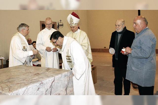 Der neue Altar wird mit l geweiht