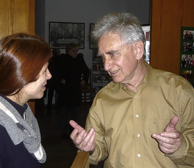 Siegfried Schmieg im Gesprch mit Pfarrerin Bhler   | Foto: klaus brust