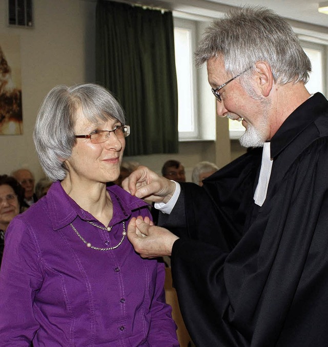 Pfarrer Theo Frey verleiht Rita Siefer...nadel der evangelischen Landeskirche.   | Foto: Ulrike Hiller