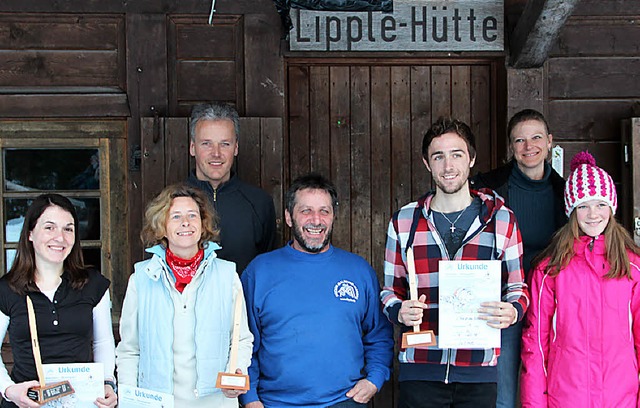 Skiclubvorsitzender  Willi Kropf (Mitt..., Gaby Beha, Carina Beha (von links).   | Foto: Kanmacher