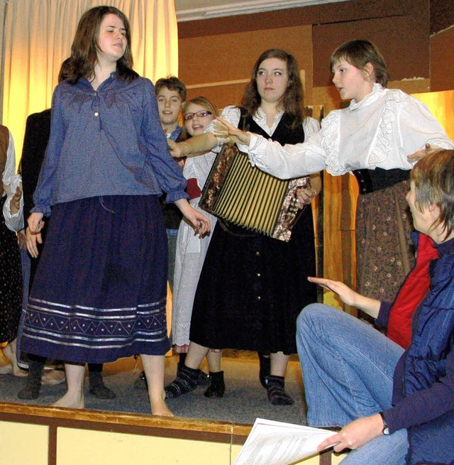 Die Reichenbacher Jugend-Theatergruppe...ck  &#8222;Die Feuerzunda&#8220; ein.   | Foto: Alfons Vgele