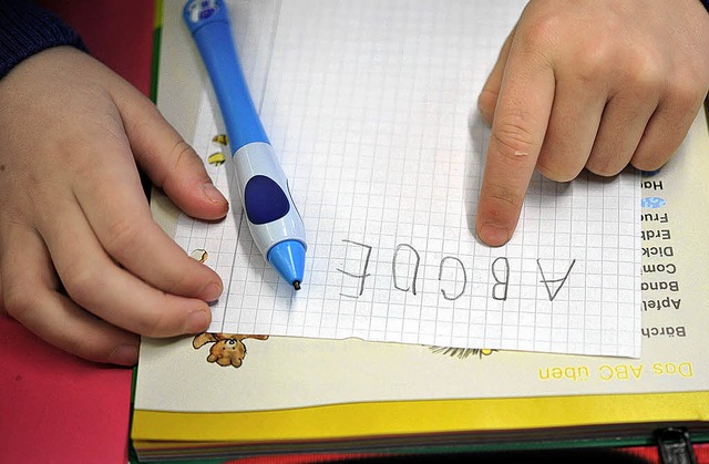 Ein Schulkind muss unter anderem einen...rieren und sich gut ausdrcken knnen.  | Foto: Frank May/dpa