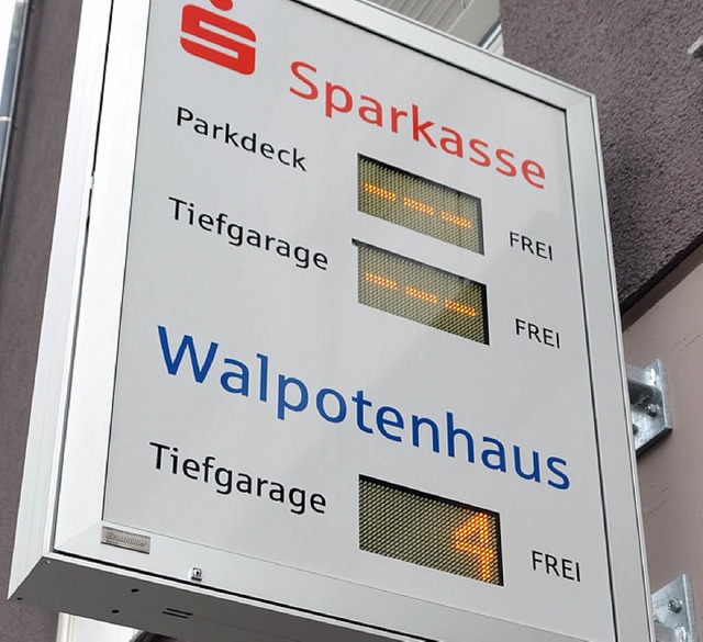 Das Parkhaus der Sparkasse im Walpoten... wie viele Parkpltze noch frei sind.   | Foto: Christian Kramberg