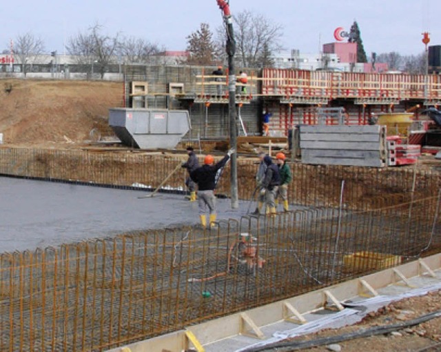 Erste Bodenflchen werden bereits betoniert.   | Foto: Frey