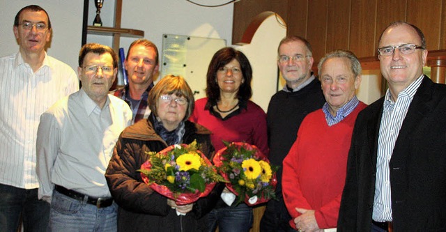 Im Rahmen der Versammlung ehrten der V...r ihre Treue zum Tennisclub Breisach.  | Foto: Christine Aniol