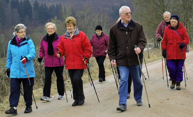 Um das heutige Defizit an Bewegung zu ...fenes Nordic Walking fr Senioren an.   | Foto: Danielle Hirschberger