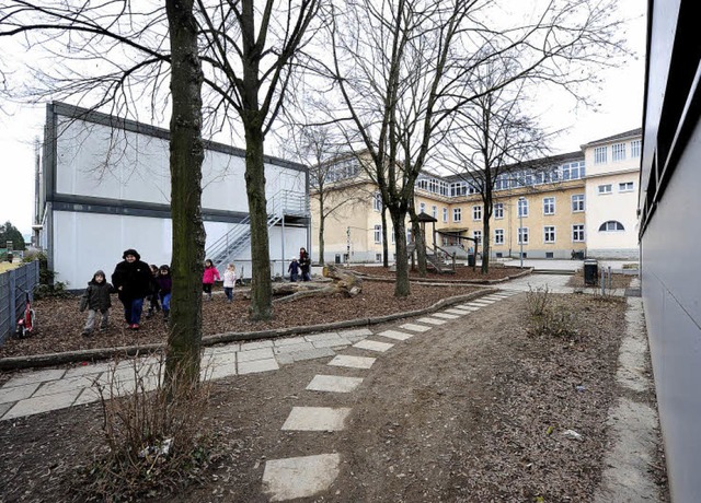 An der Gerhart-Hauptmann-Schule wird e.... Rechts die Rckwand der Sporthalle.   | Foto: Ingo Schneider