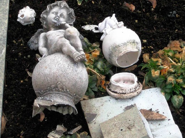 Randalierer beschdigen 20 Grber auf ...iguren und Vasen gehen dabei zu Bruch.  | Foto: Privat
