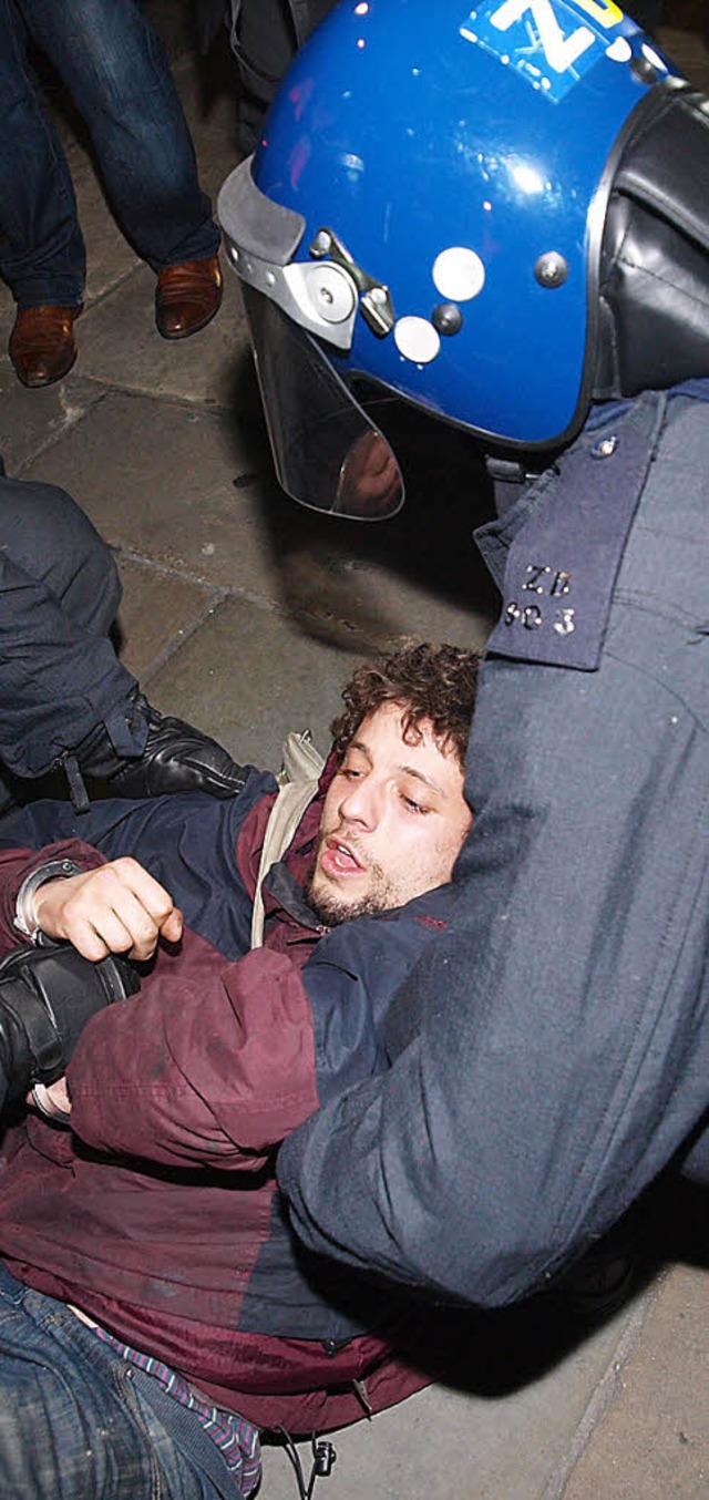 Ein Aktivist wird verhaftet.  | Foto: dpa