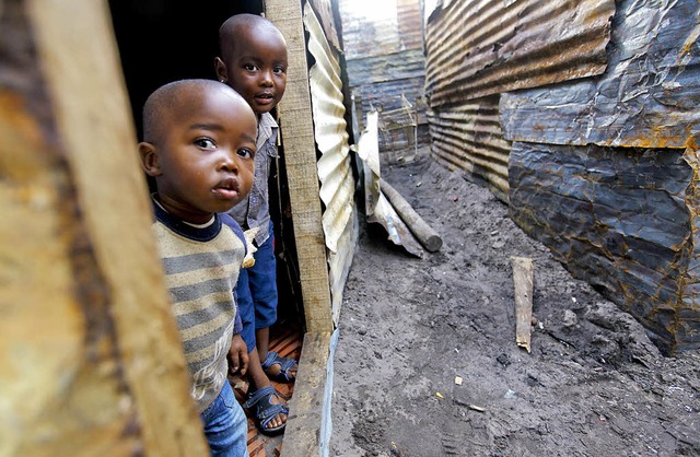 Ein Leben in Armut: Kinder in einem Sl...dafrikanischen Metropole  Kapstadt.    | Foto: dpa