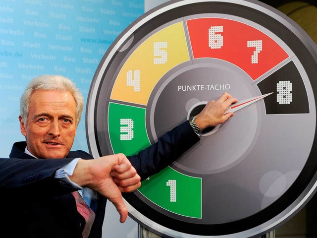 Bundesverkehrsminister Peter Ramsauer ...ntzug soll von 18 auf 8 Punkte sinken.  | Foto: dapd