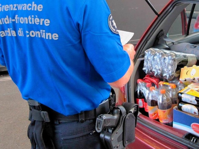 Bislang mssen Schweizer ihren Einkuf...rt von mehr als 300 Franken verzollen.  | Foto: Zoll