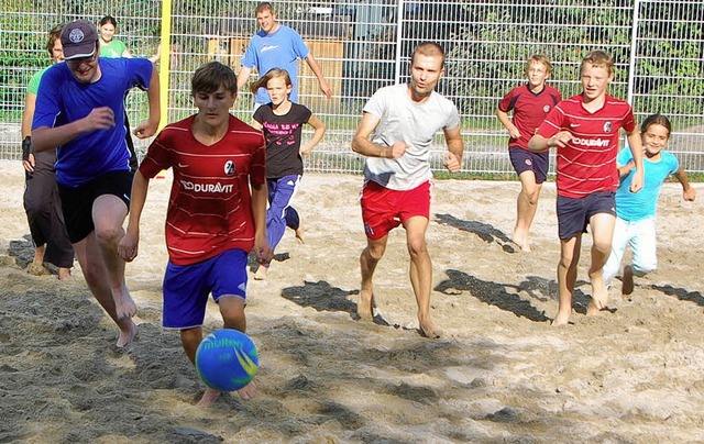 Mit Elan dabei waren im Herbst 2010 Ju...erne auch Beachfuball gespielt wird.   | Foto: Archiv: andrea gallien